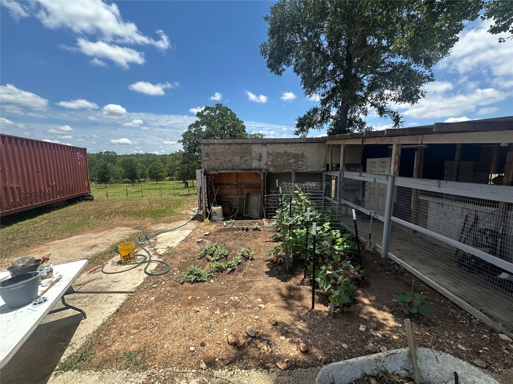 1231 Oak Grove Road Luling, TX 78648 - Photo 27 of 40 a backyard of a house with lots of green space