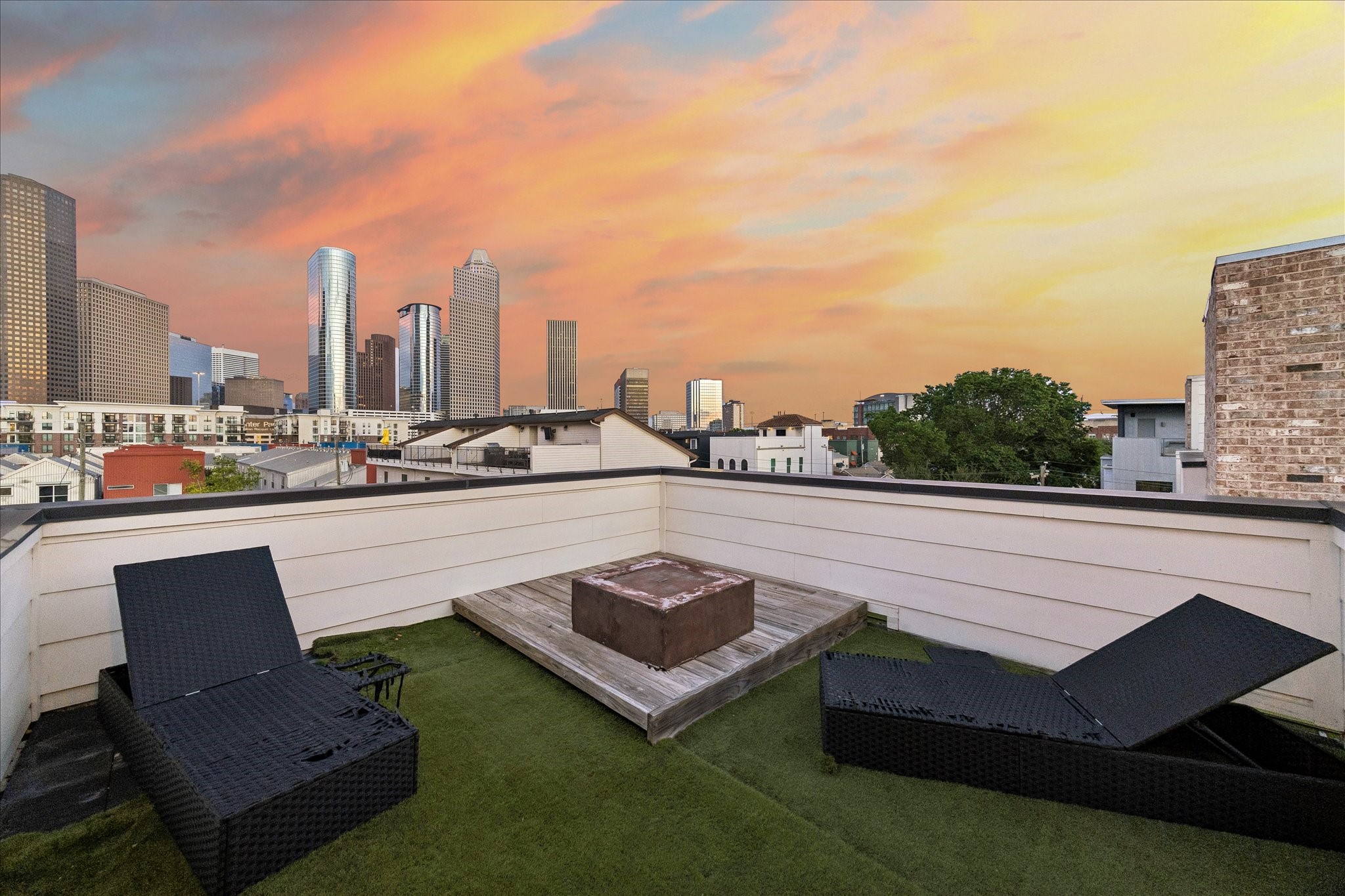 Gorgeous views of the downtown skyline from your own 4th floor turfed patio!