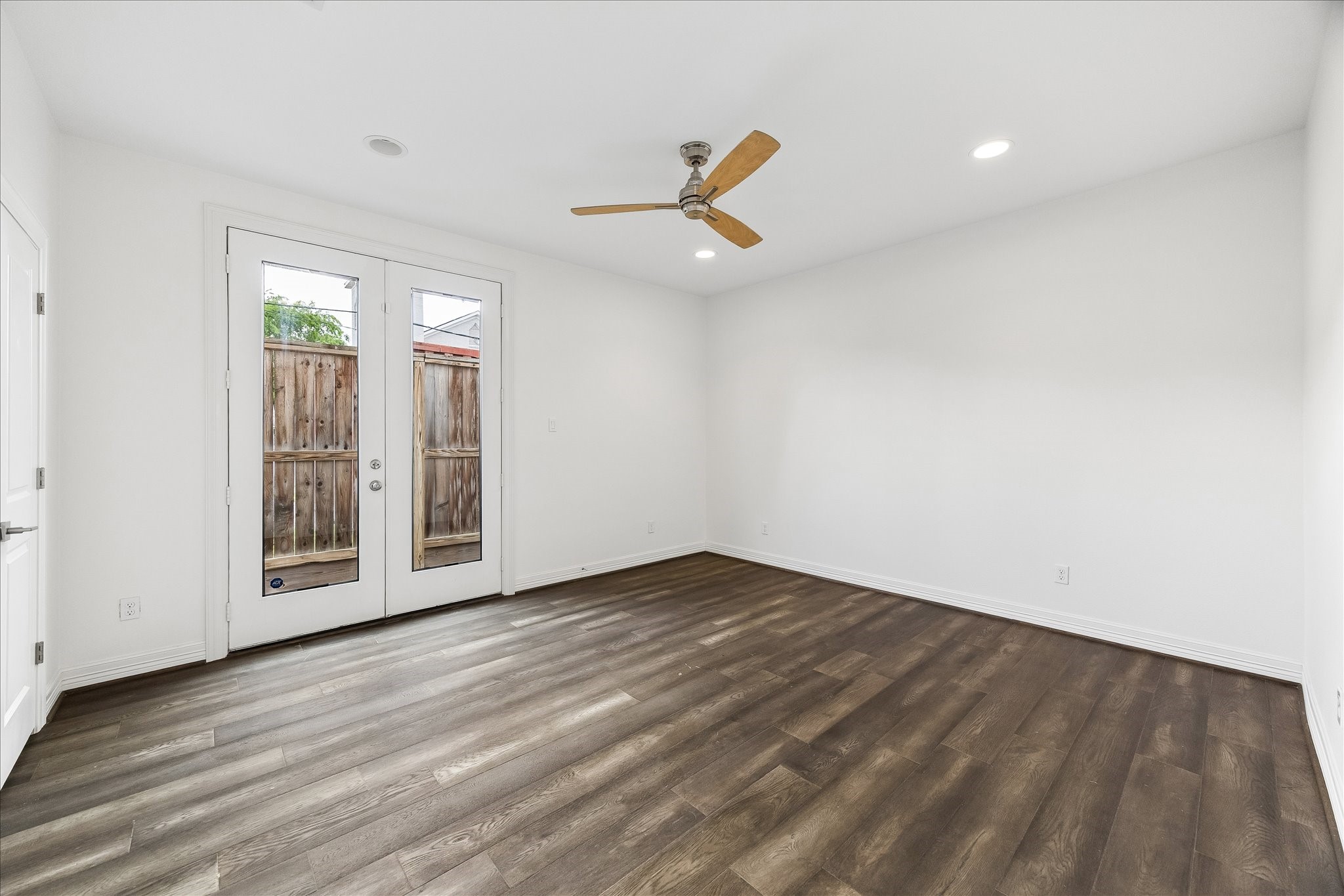 1012 Robin Street Houston, TX 77019 - Photo 28 of 36 1st Floor guest bedroom with en-suite bathroom.