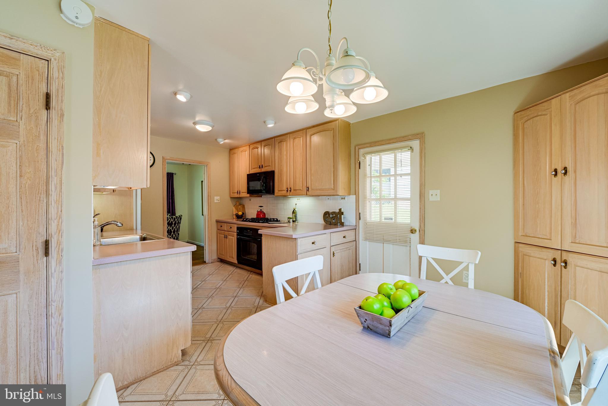 8716 Old Courthouse Road Vienna, VA 22182 - Photo 5 of 62 Maple Cabinetry