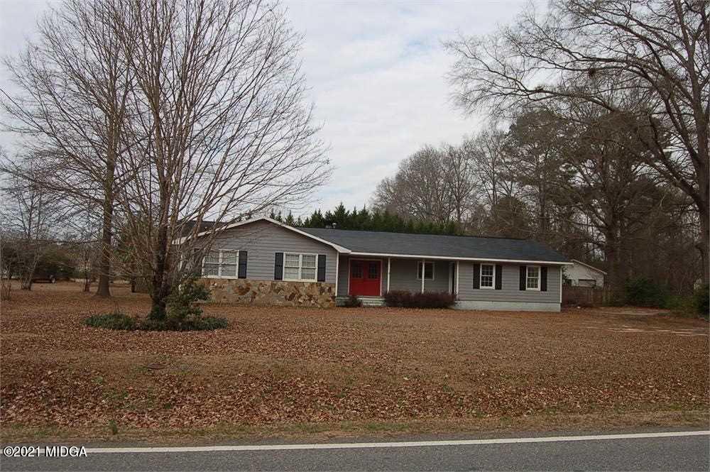 a view of house with a yard
