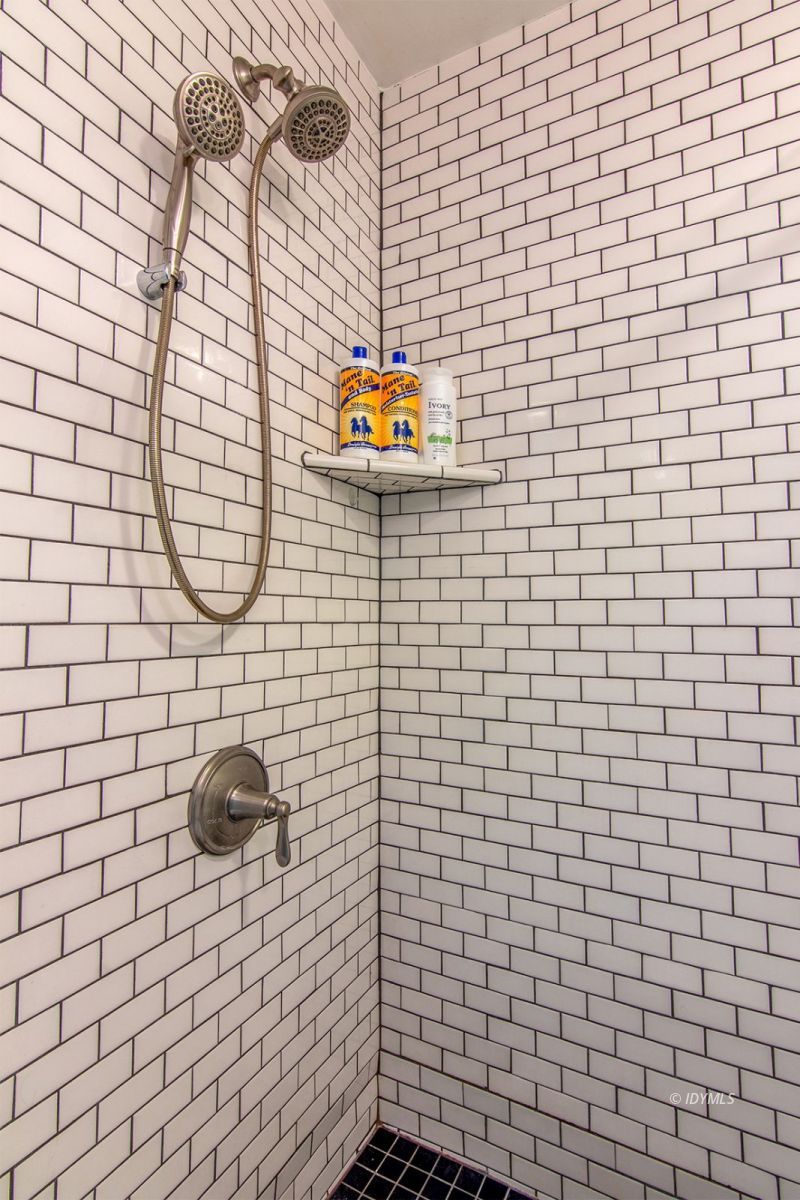 25670 Glen Road Idyllwild, CA 92549 - Photo 23 of 66 a bathroom with a shower