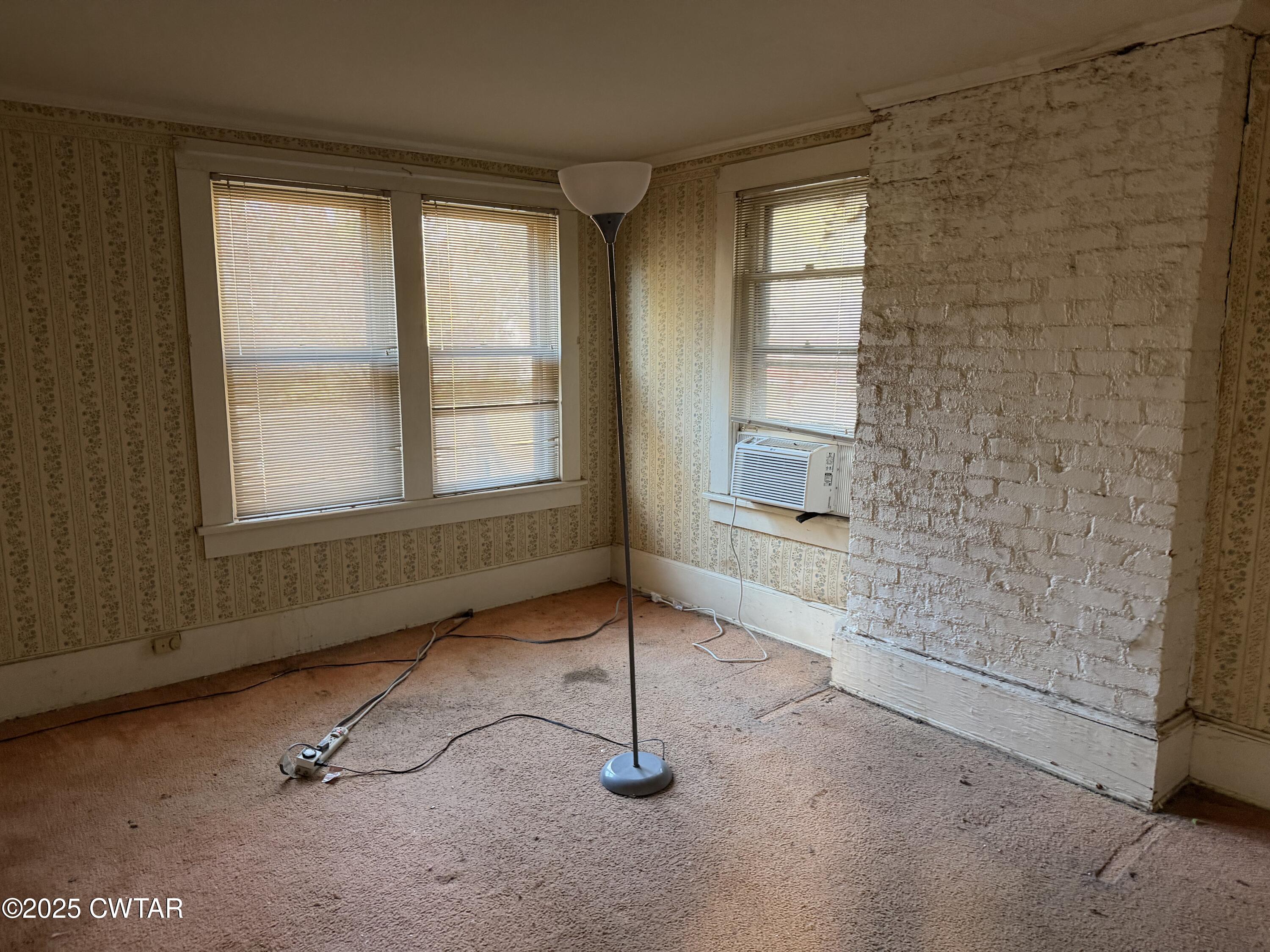 400 West Grand Street Jackson, TN 38301 - Photo 9 of 13 a room with windows