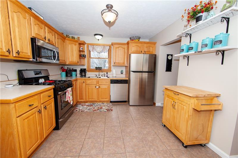 464 Holyoke Road Butler, PA 16001 - Photo 3 of 20
