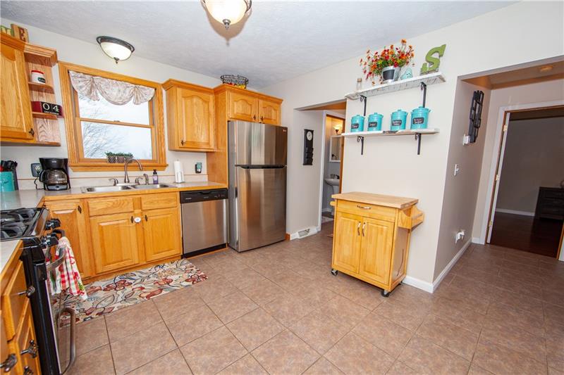 464 Holyoke Road Butler, PA 16001 - Photo 4 of 20