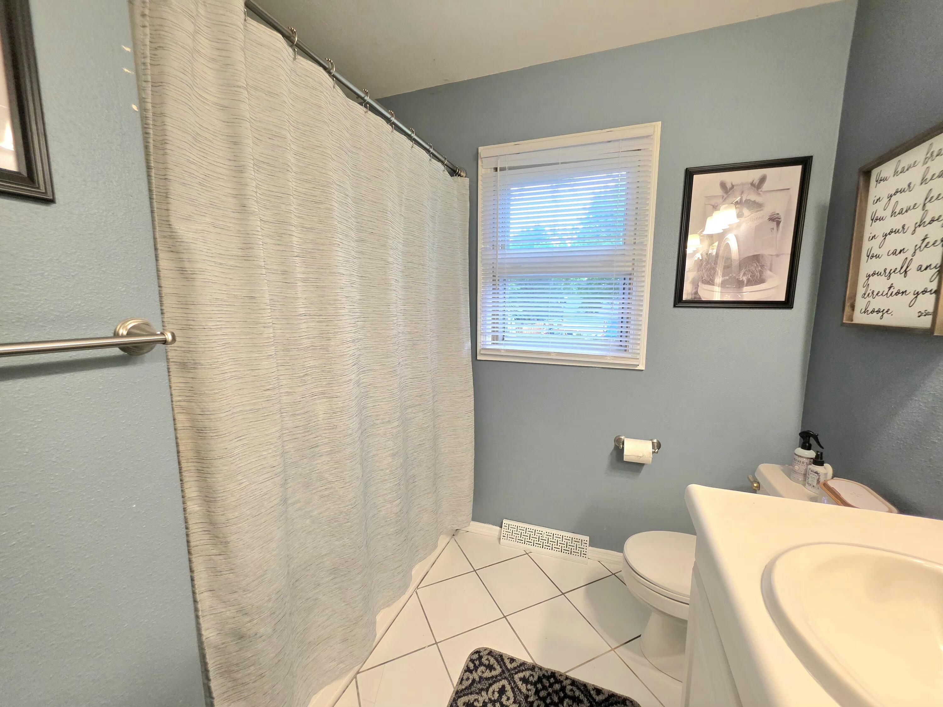 566 Riford Road Neenah, WI 54956 - Photo 40 of 63 Upper Level Full Bathroom Shower