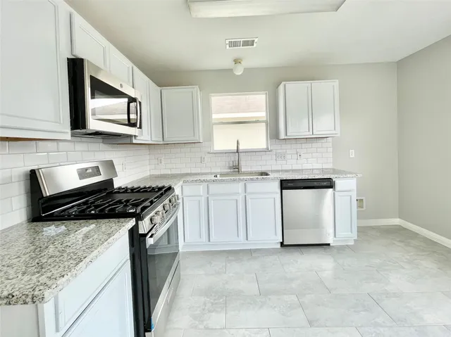 $2,000 | 10422 Iris Lake Court, Houston, TX 77070