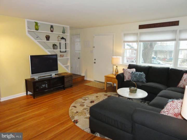 112 Rockland Road Havertown, PA 19083 - Photo 3 of 25 Living Room