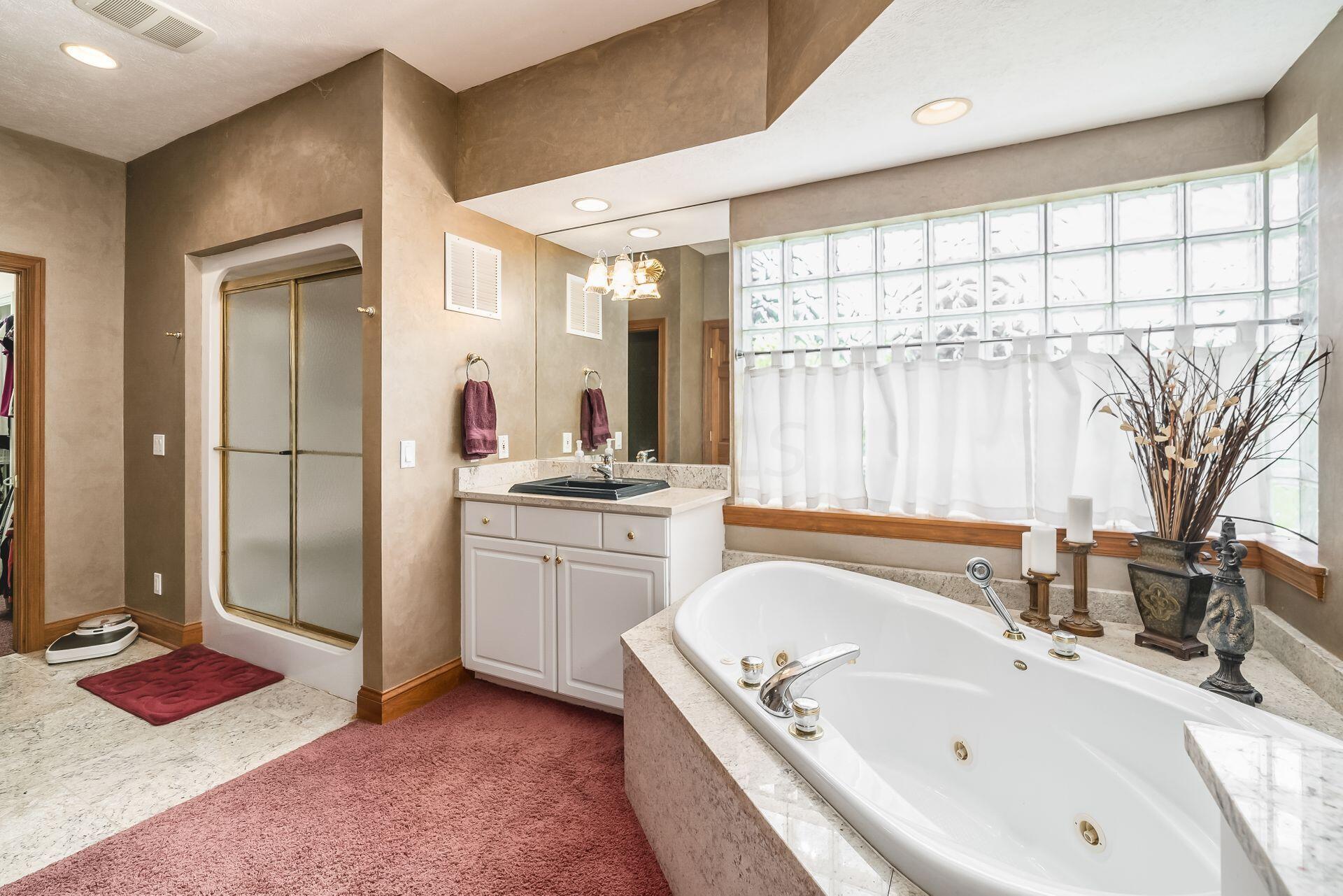 4411 Oakwood Road Springfield, OH 45502 - Photo 46 of 138 Jacuzzi tub