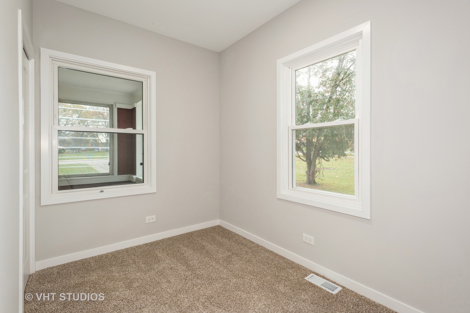 381 Sullivan Road North Aurora, IL 60542 - Photo 10 of 29 an empty room with a window