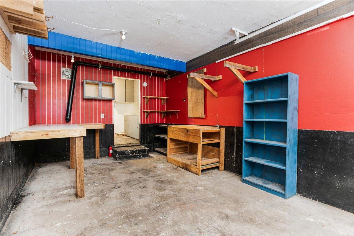 515 Southeast 4th Street Bend, OR 97702 - Photo 15 of 19 garage with bench