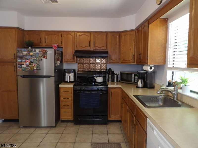605 Timber Oaks Road Edison, NJ 08820 - Photo 12 of 25