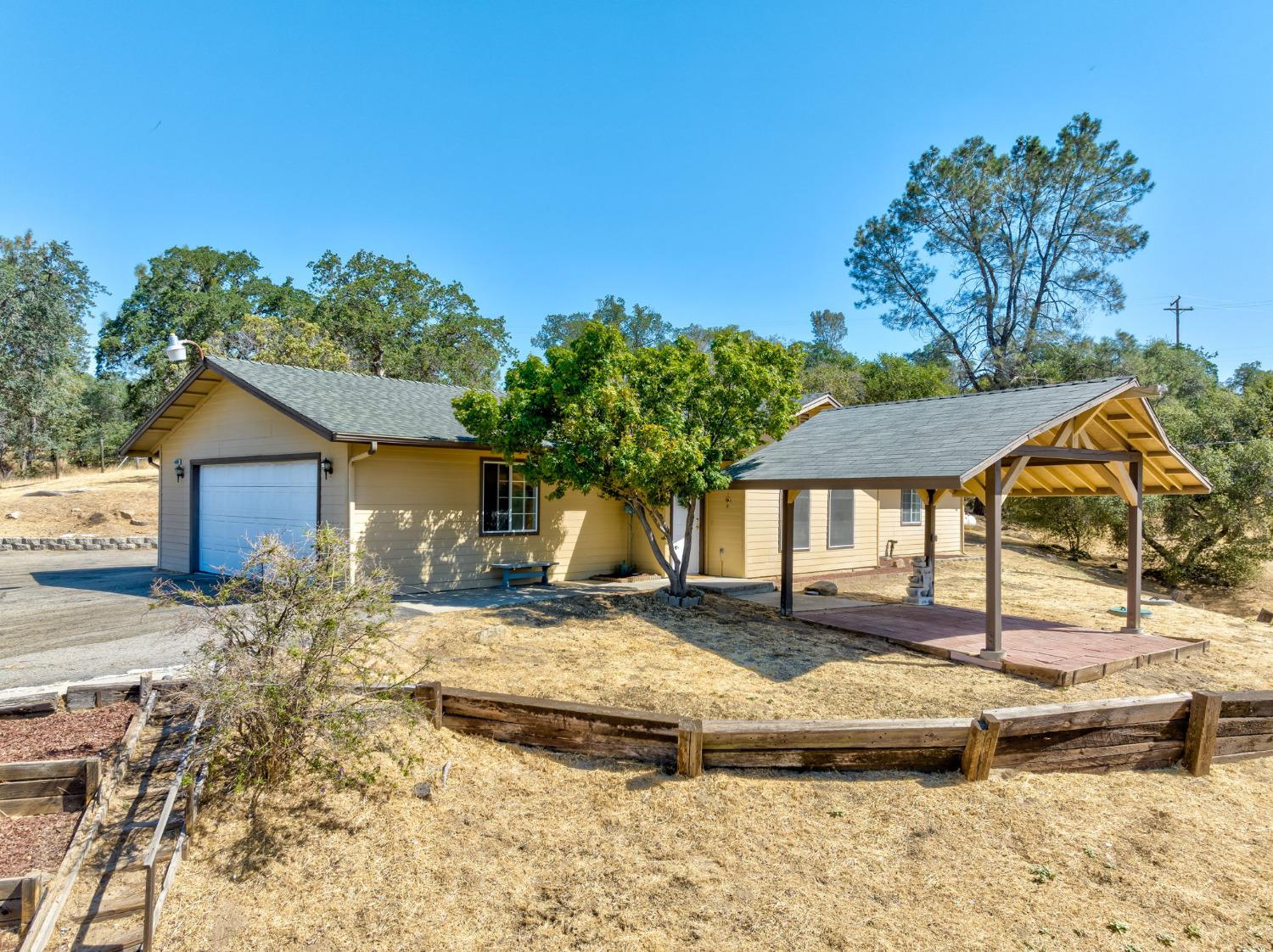 44909 Person Loop North Coarsegold, CA 93614 - Photo 4 of 32 a front view of a house with a yard