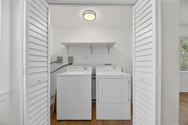 a view of a house with backyard and garden