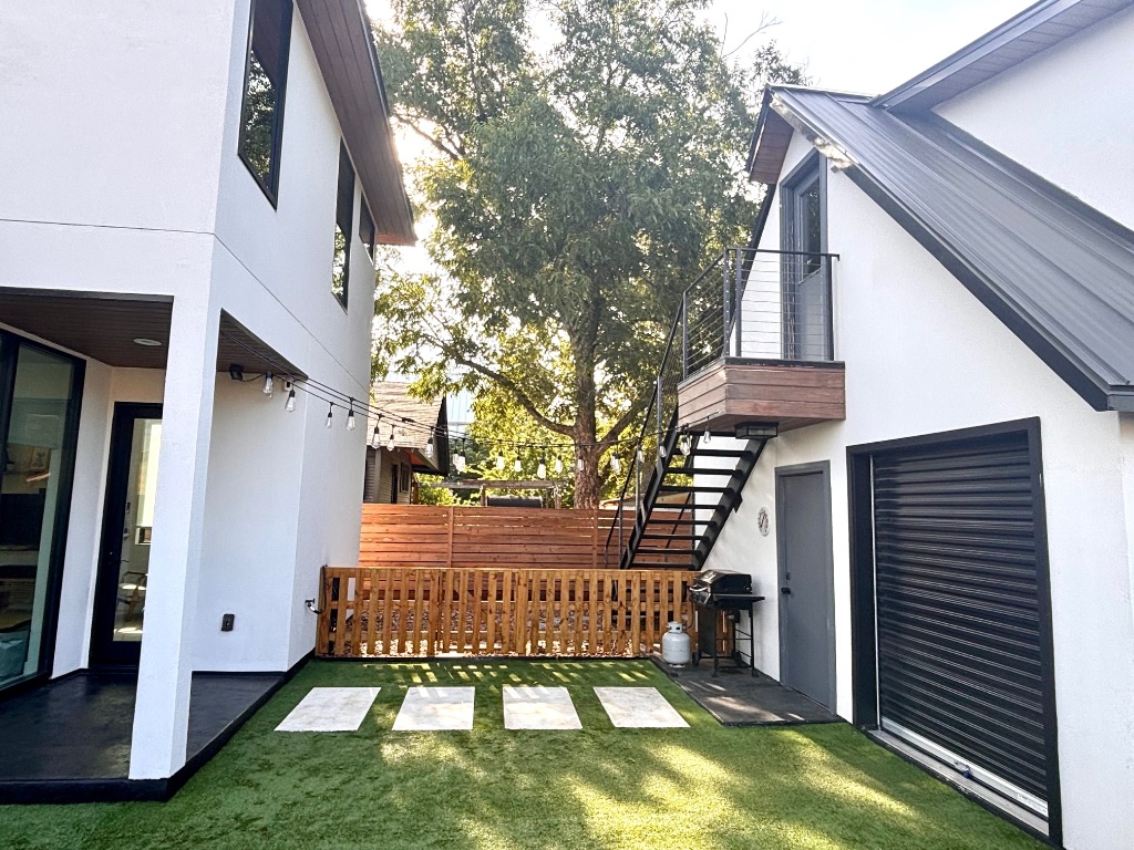 1901 Hamilton Avenue Austin, TX 78702 - Photo 24 of 37 a view of an outdoor space in front of house