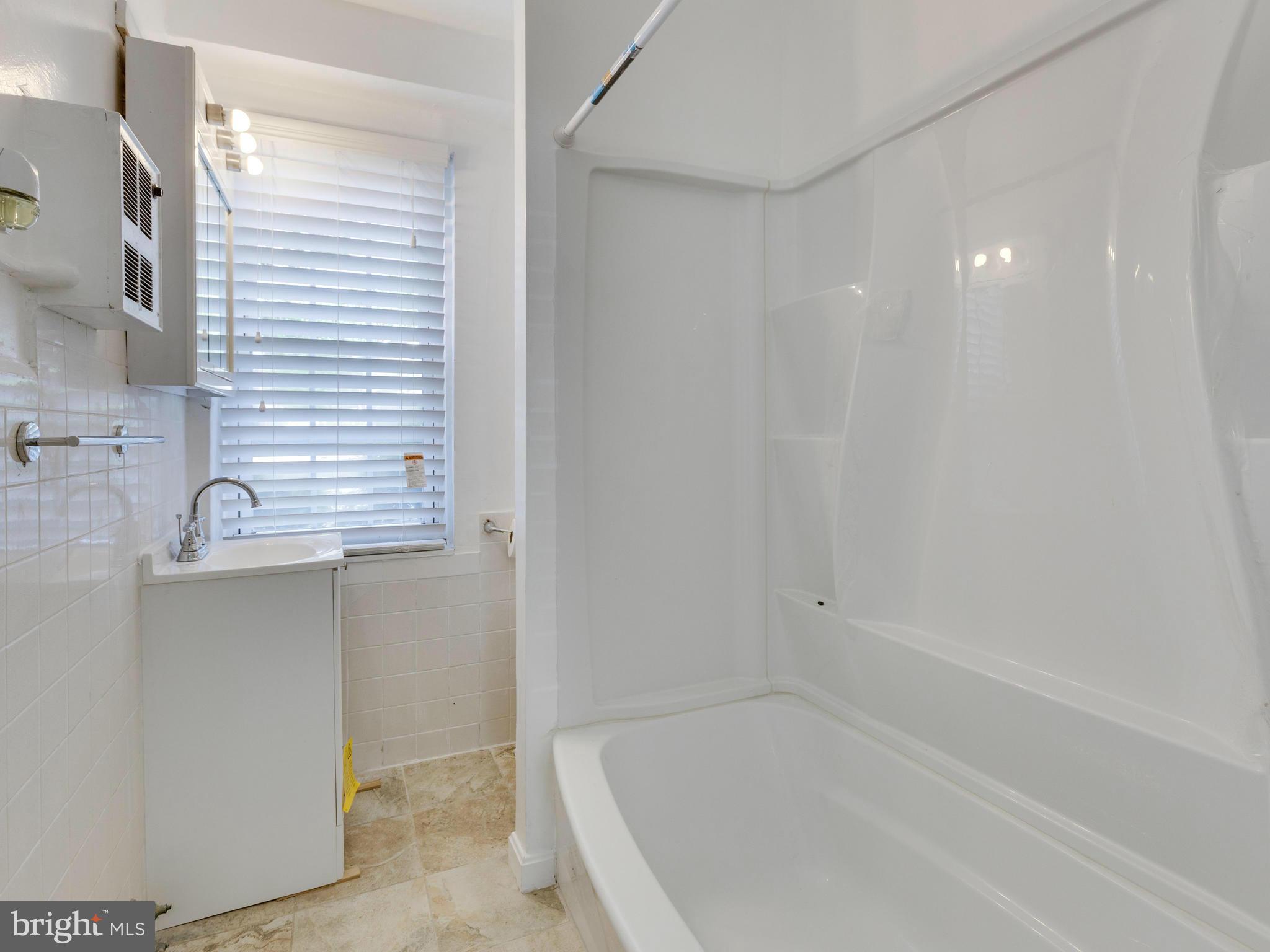 115 East Glebe Road, Unit A Alexandria, VA 22305 - Photo 15 of 19 Bath