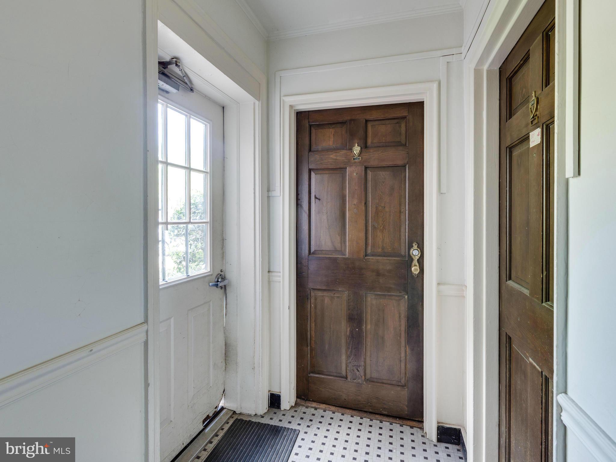 115 East Glebe Road, Unit A Alexandria, VA 22305 - Photo 3 of 19 Entry