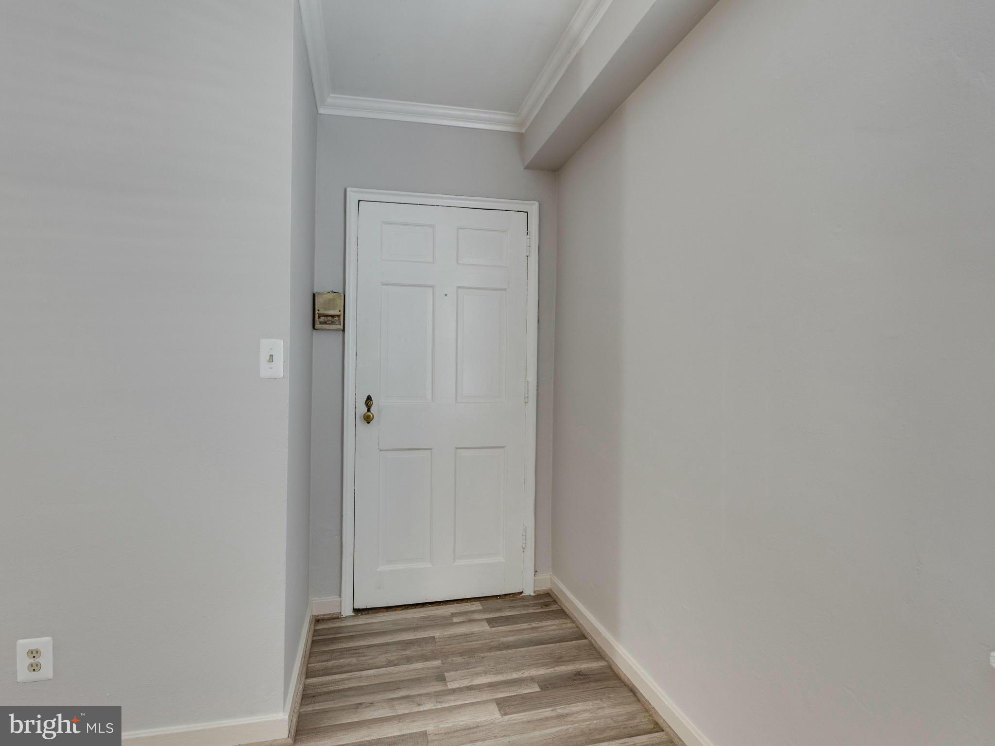 115 East Glebe Road, Unit A Alexandria, VA 22305 - Photo 4 of 19 Foyer