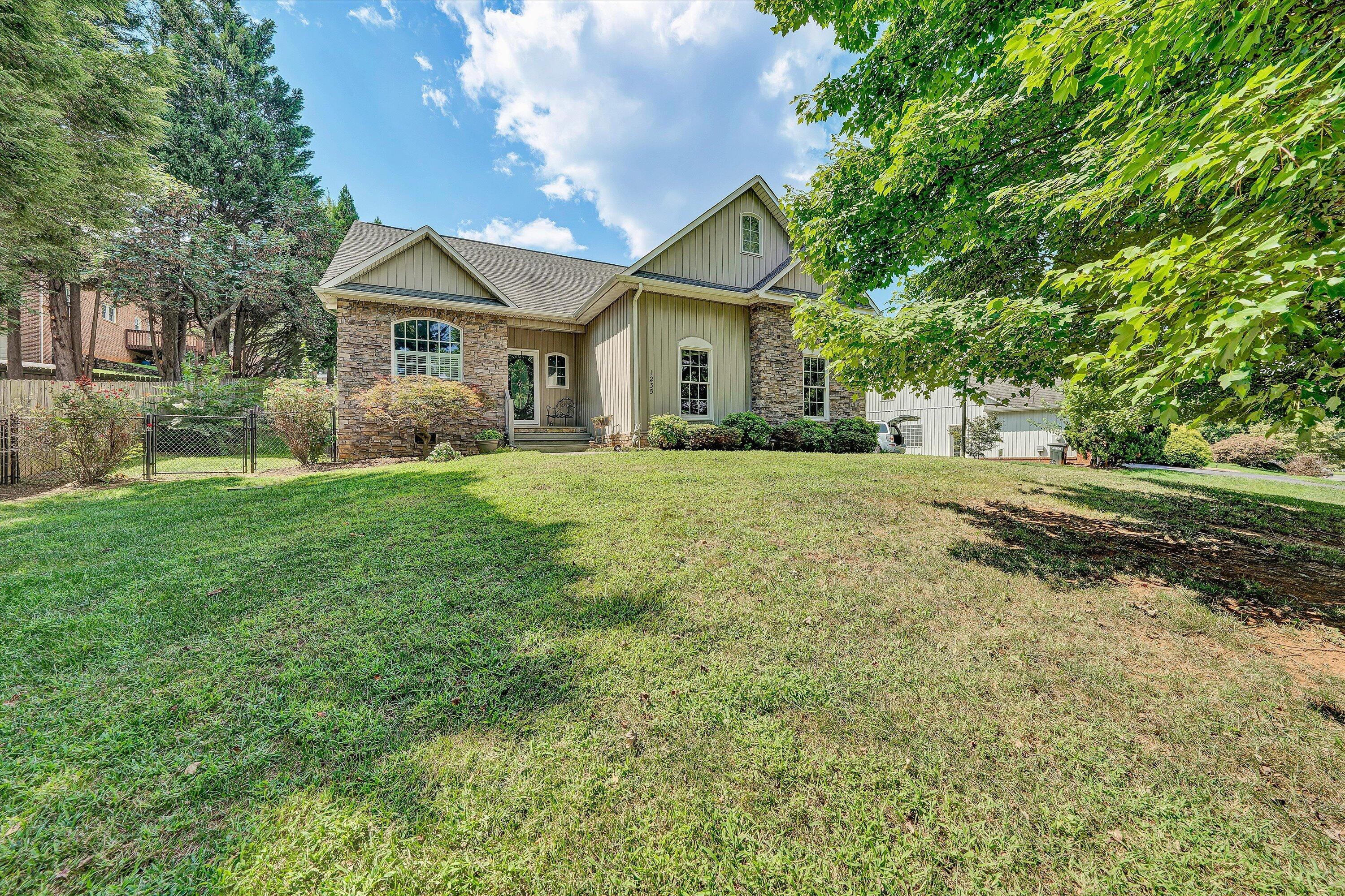1235 Mountain View Road Vinton, VA 24179 - Photo 2 of 39 02-DSC00010
