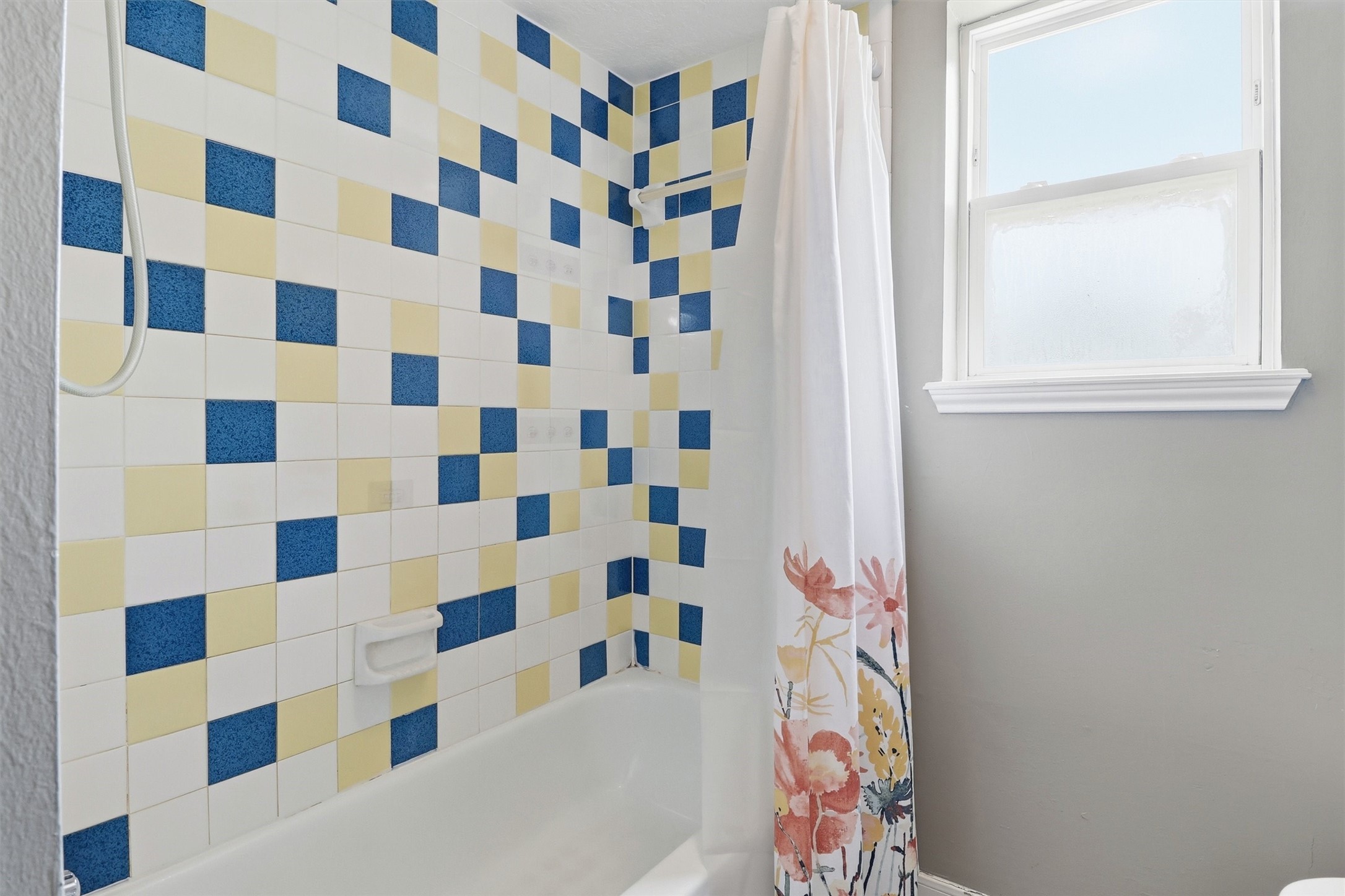 22923 Tomball Cemetery Road Tomball, TX 77377 - Photo 30 of 50 Love this retro tile tub/shower in the main bathroom!