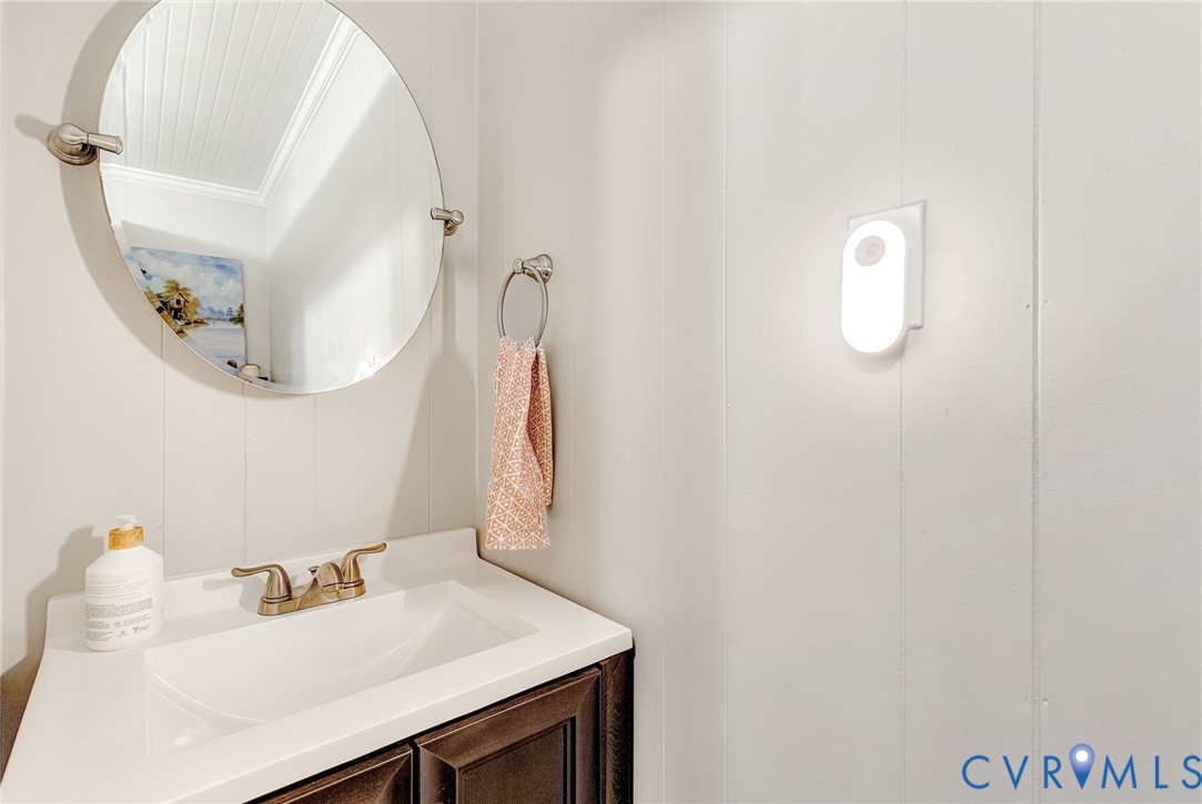 700 West Riverside Drive Lanexa, VA 23089 - Photo 20 of 44 a bathroom with a sink vanity and a mirror