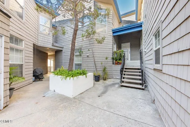 $899,000 | 11829 Gateway Boulevard, Unit 2, Los Angeles, CA 90064