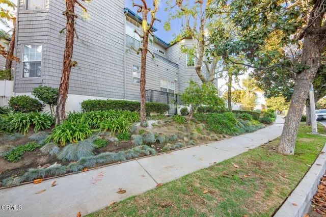 $899,000 | 11829 Gateway Boulevard, Unit 2, Los Angeles, CA 90064