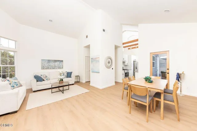 $899,000 | 11829 Gateway Boulevard, Unit 2, Los Angeles, CA 90064