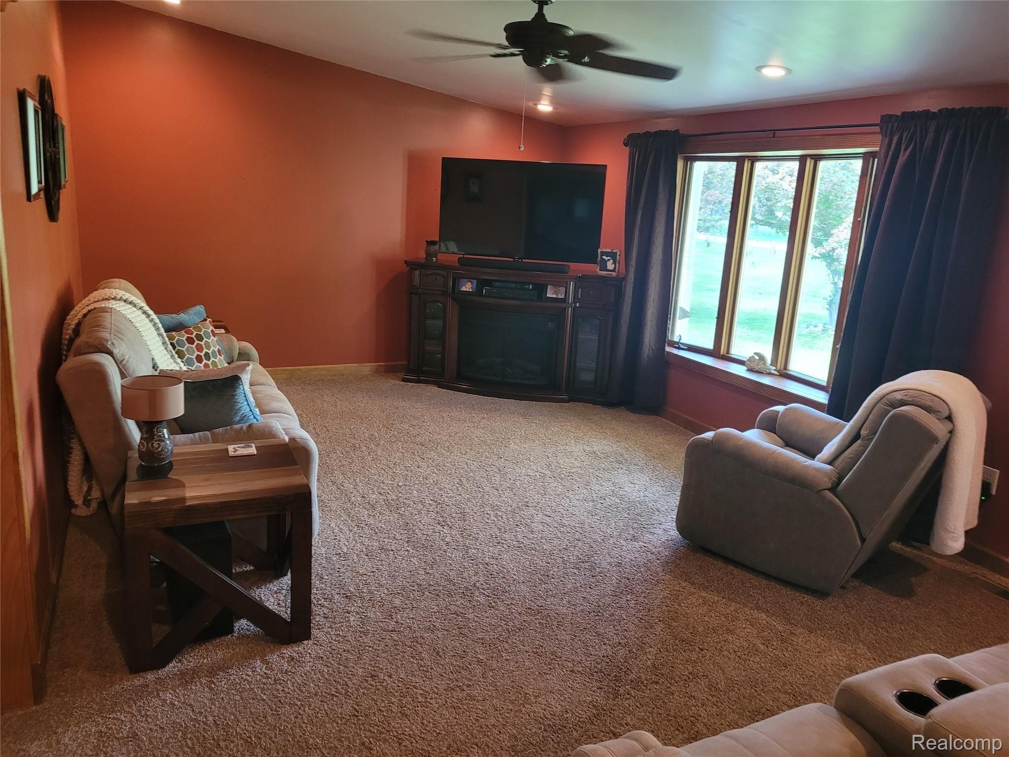 2172 Hartwick Lane Howell, MI 48855 - Photo 12 of 14 liv rm.jpg