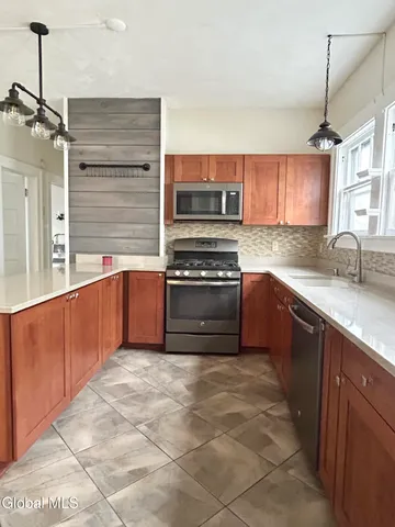 $1,900 | 1204 19th Street, Unit 1, Watervliet, NY 12189