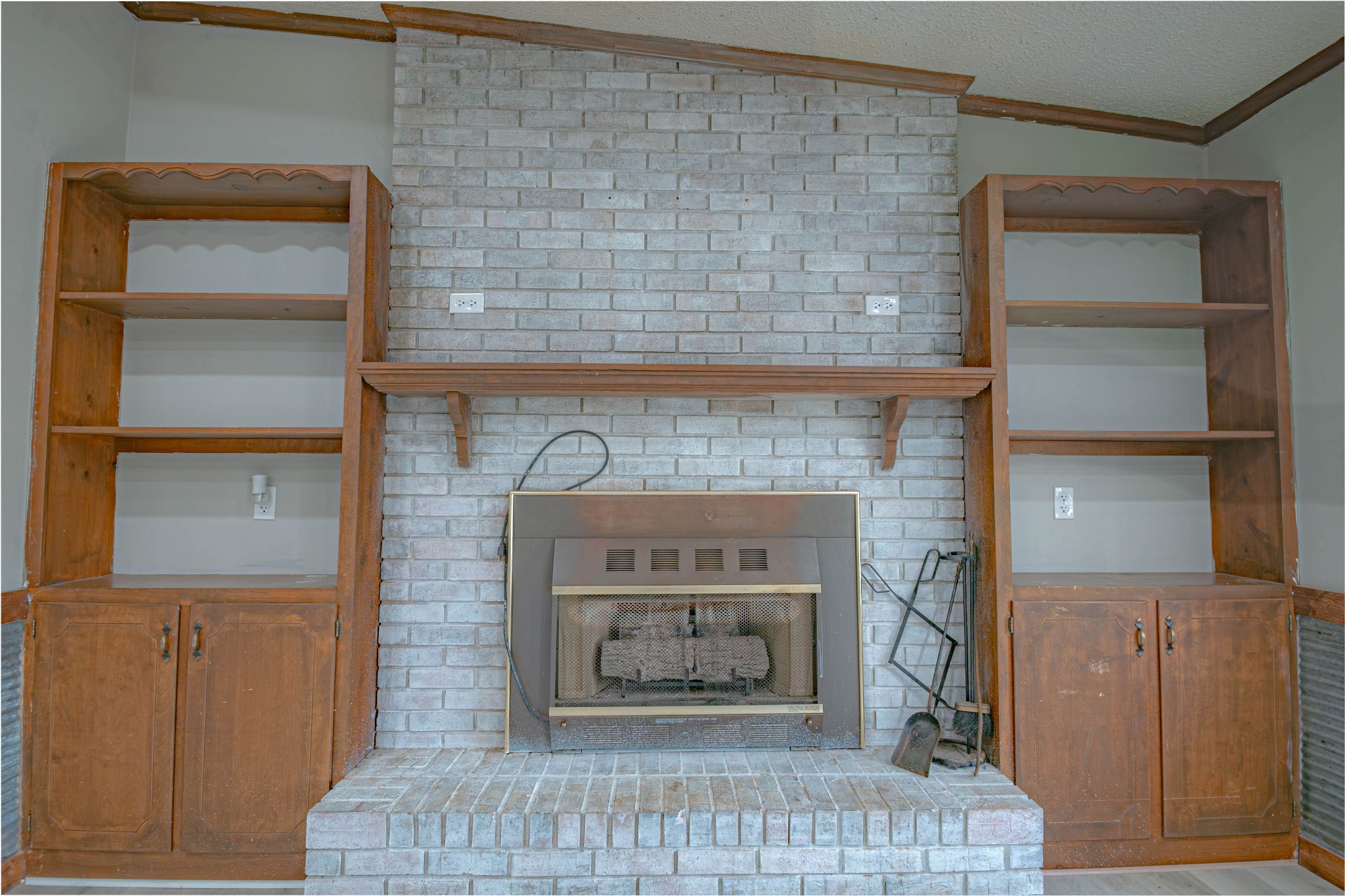 674 Girkin Road Bowling Green, KY 42101 - Photo 16 of 50 a living room with a fireplace