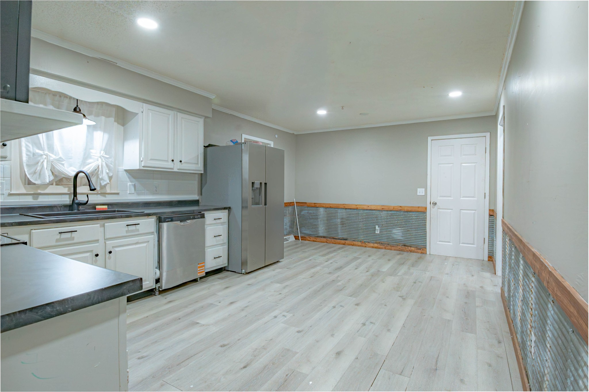 674 Girkin Road Bowling Green, KY 42101 - Photo 22 of 50 a kitchen with granite countertop a refrigerator and a sink