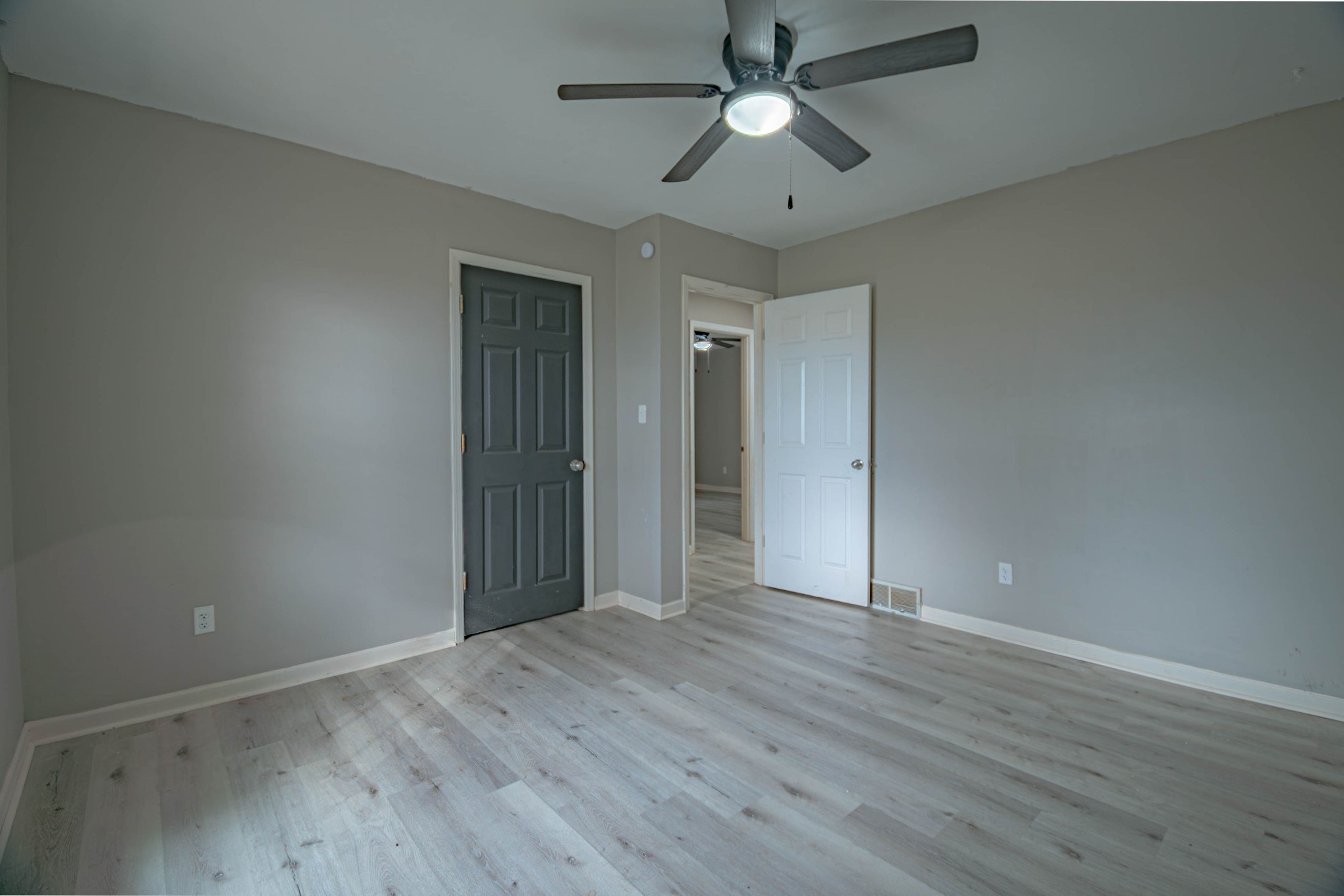 674 Girkin Road Bowling Green, KY 42101 - Photo 28 of 50 an empty room with wooden floor and ceiling fan