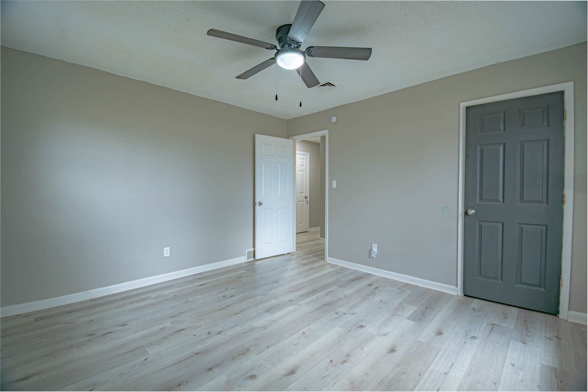 674 Girkin Road Bowling Green, KY 42101 - Photo 29 of 50 wooden floor in an empty room with a window