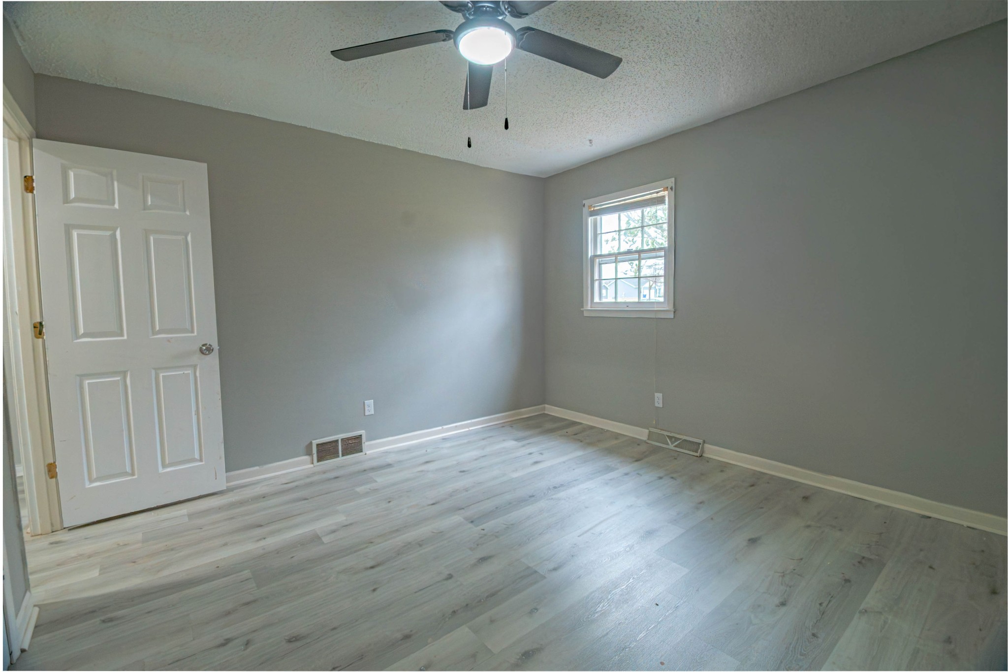 674 Girkin Road Bowling Green, KY 42101 - Photo 31 of 50 an empty room with wooden floor fan and windows