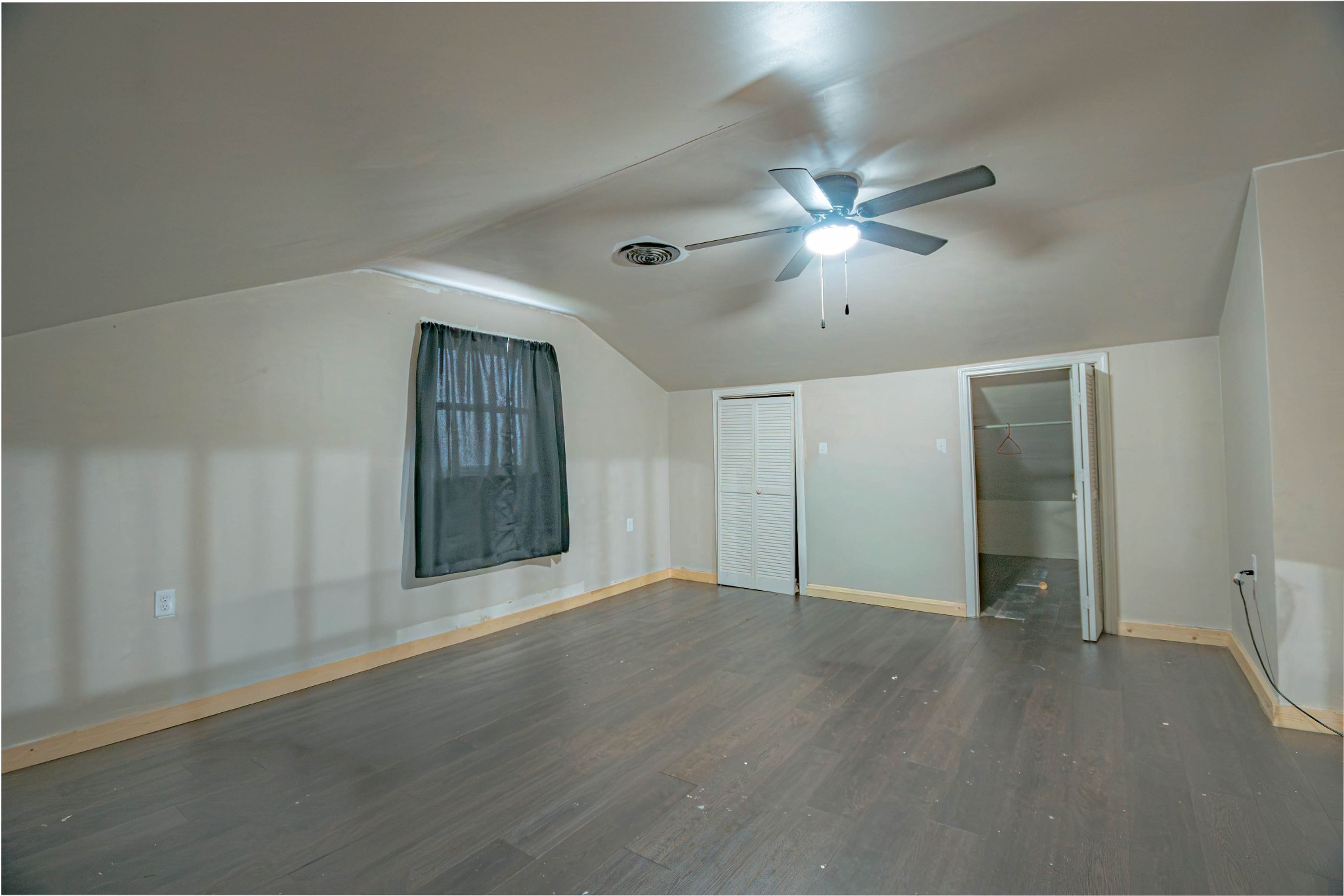 674 Girkin Road Bowling Green, KY 42101 - Photo 38 of 50 a view of an empty room with a ceiling fan and window