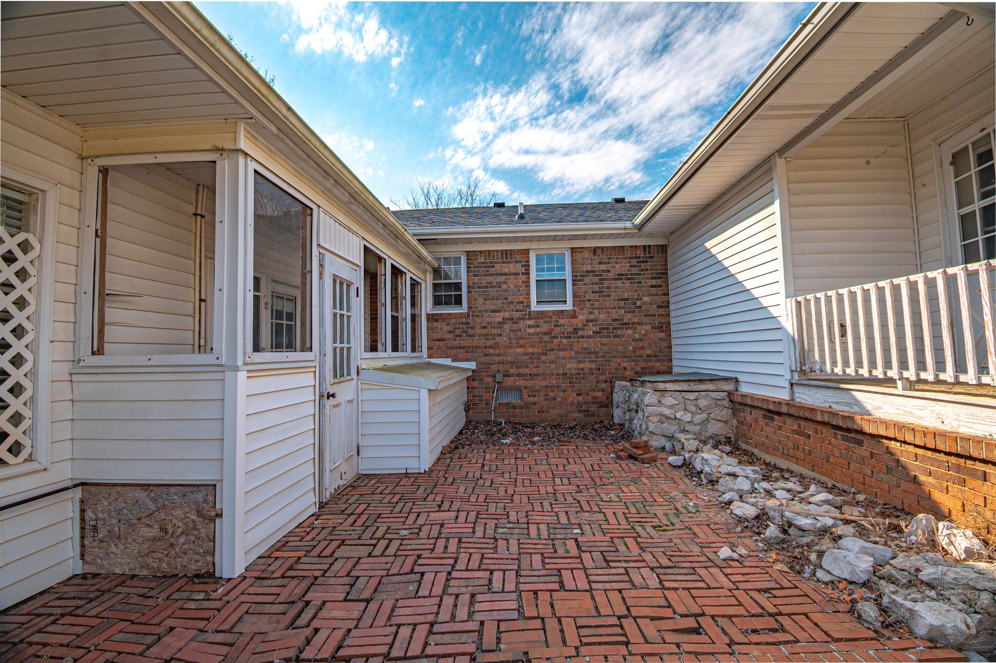 674 Girkin Road Bowling Green, KY 42101 - Photo 10 of 50 a front view of a house with a garden