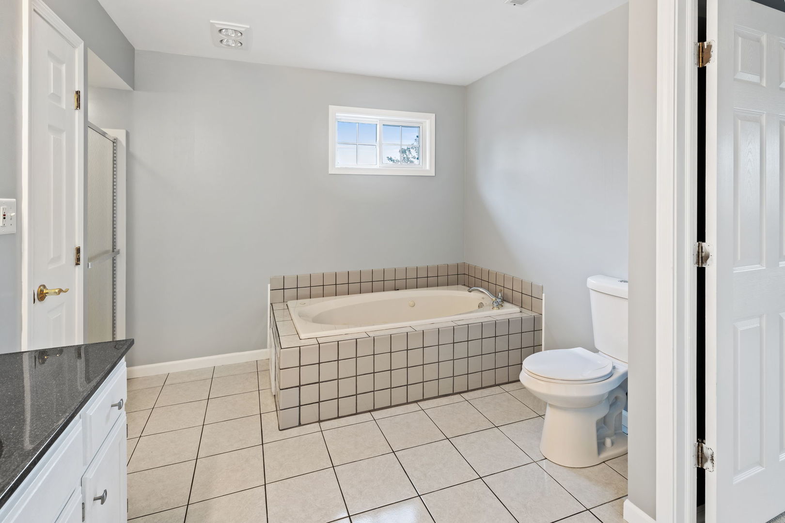 600 Stonegate Road New Lenox, IL 60451 - Photo 16 of 23 a bathroom with a bathtub and toilet