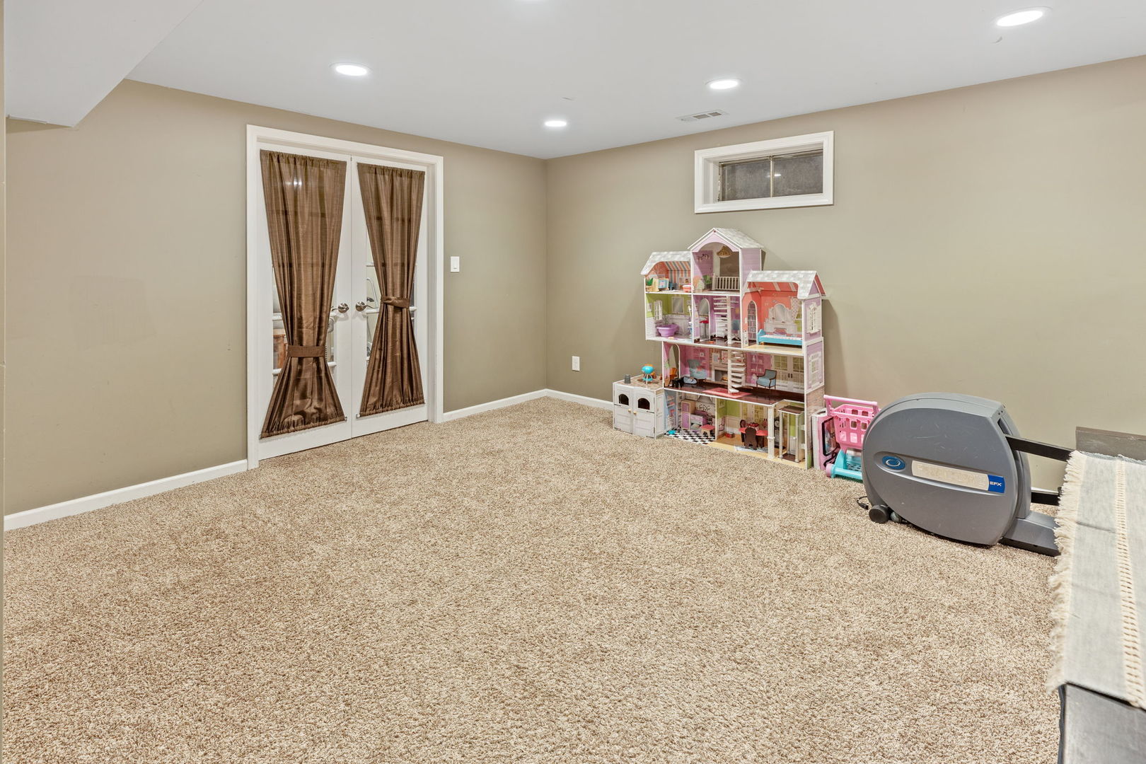 600 Stonegate Road New Lenox, IL 60451 - Photo 20 of 23 a workspace with furniture and window