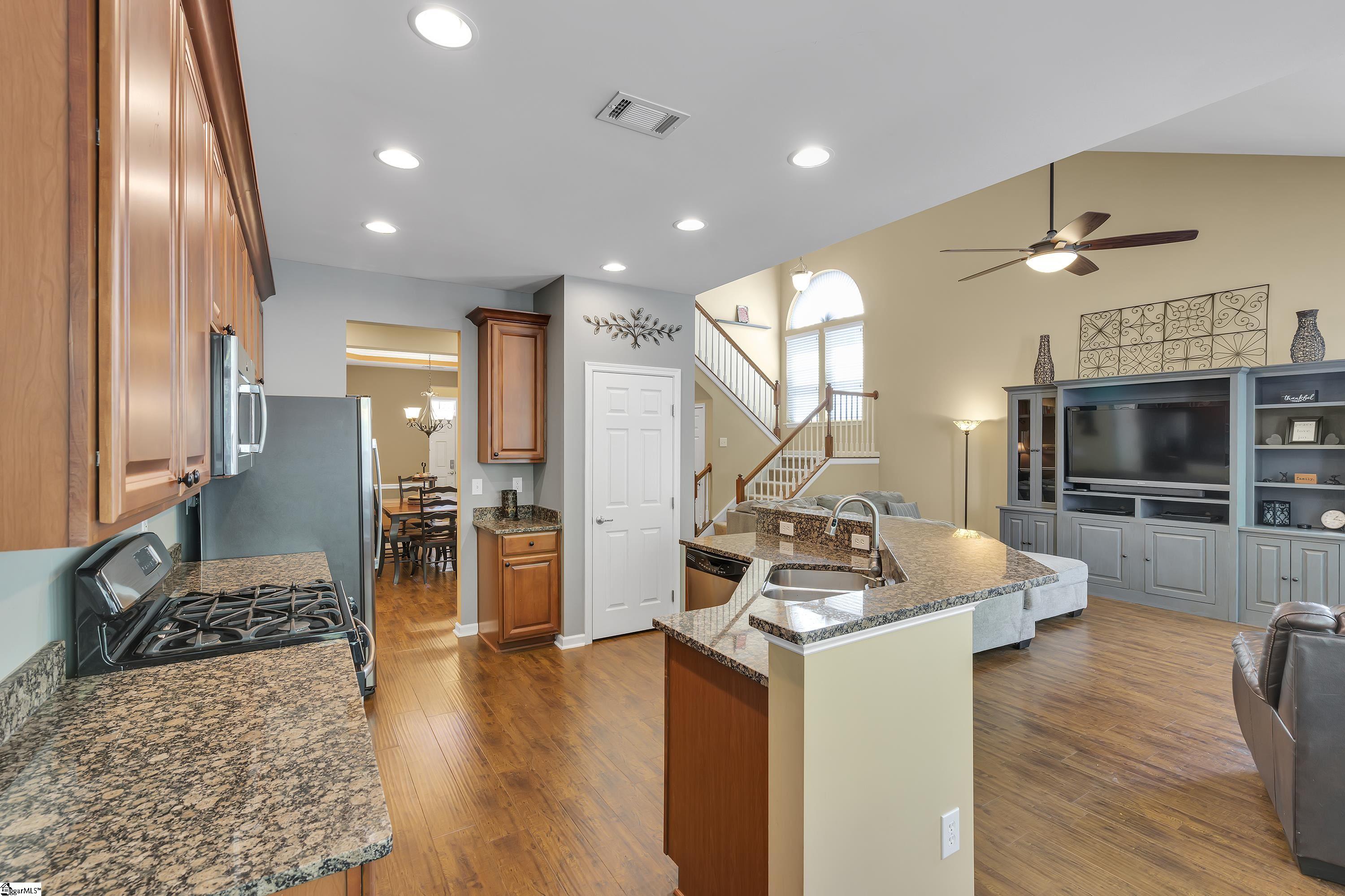 233 Barbours Lane Greenville, SC 29607 - Photo 8 of 35