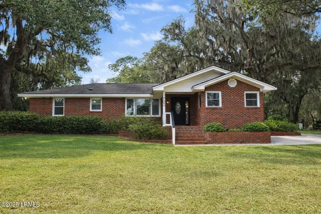 $2,100 | 702 Center Drive West, Beaufort, SC 29902