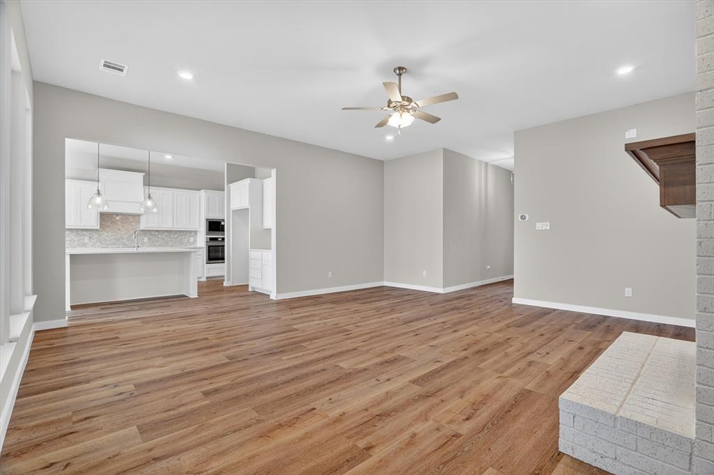 504 Clifton Court Springtown, TX 76082 - Photo 10 of 36 Living room