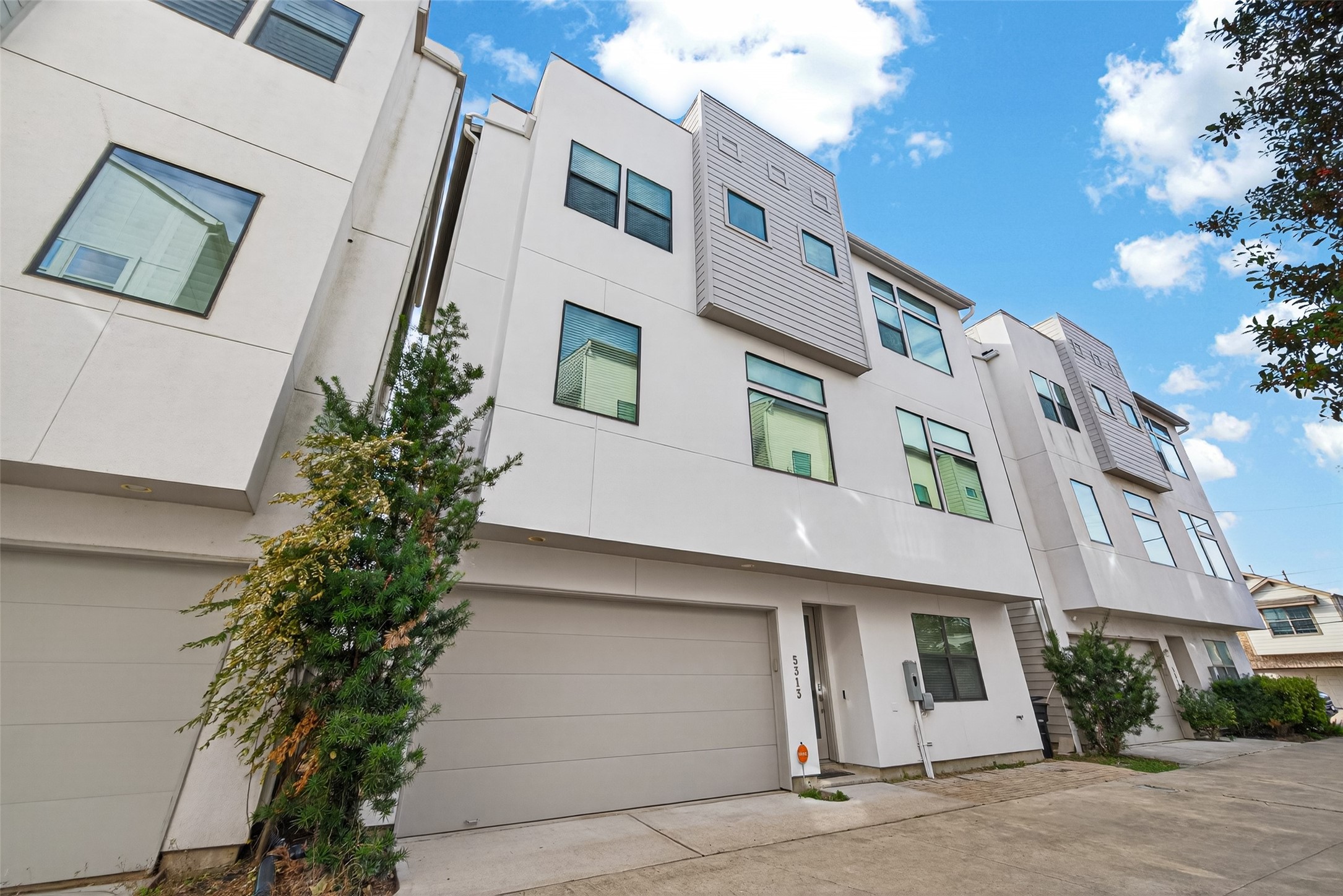 5313 Inker Street Houston, TX 77007 - Photo 1 of 31 Gallery Image 1