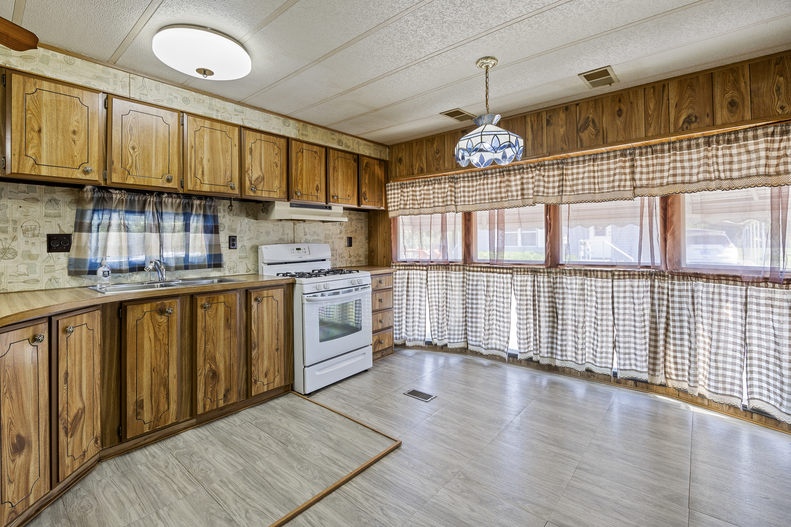 27W370 Geneva Road, Unit 19 Winfield, IL 60190 - Photo 5 of 11