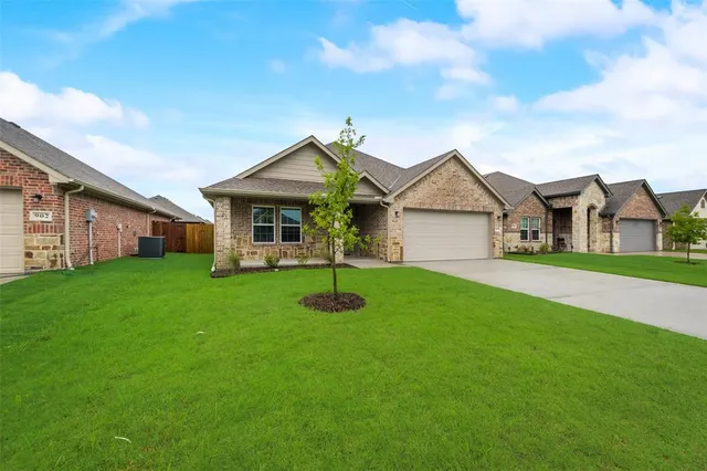 $1,895 | 808 Hardaway Lane, Greenville, TX 75402