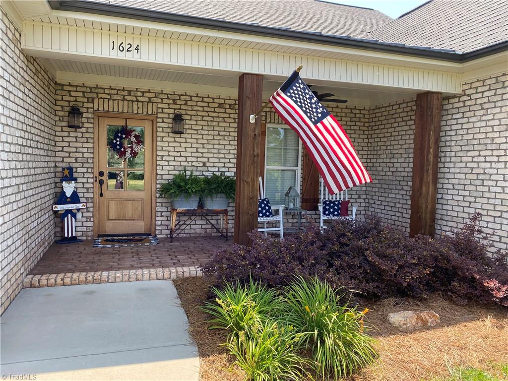 1624 Bradley Road Pinnacle, NC 27043 - Photo 3 of 18