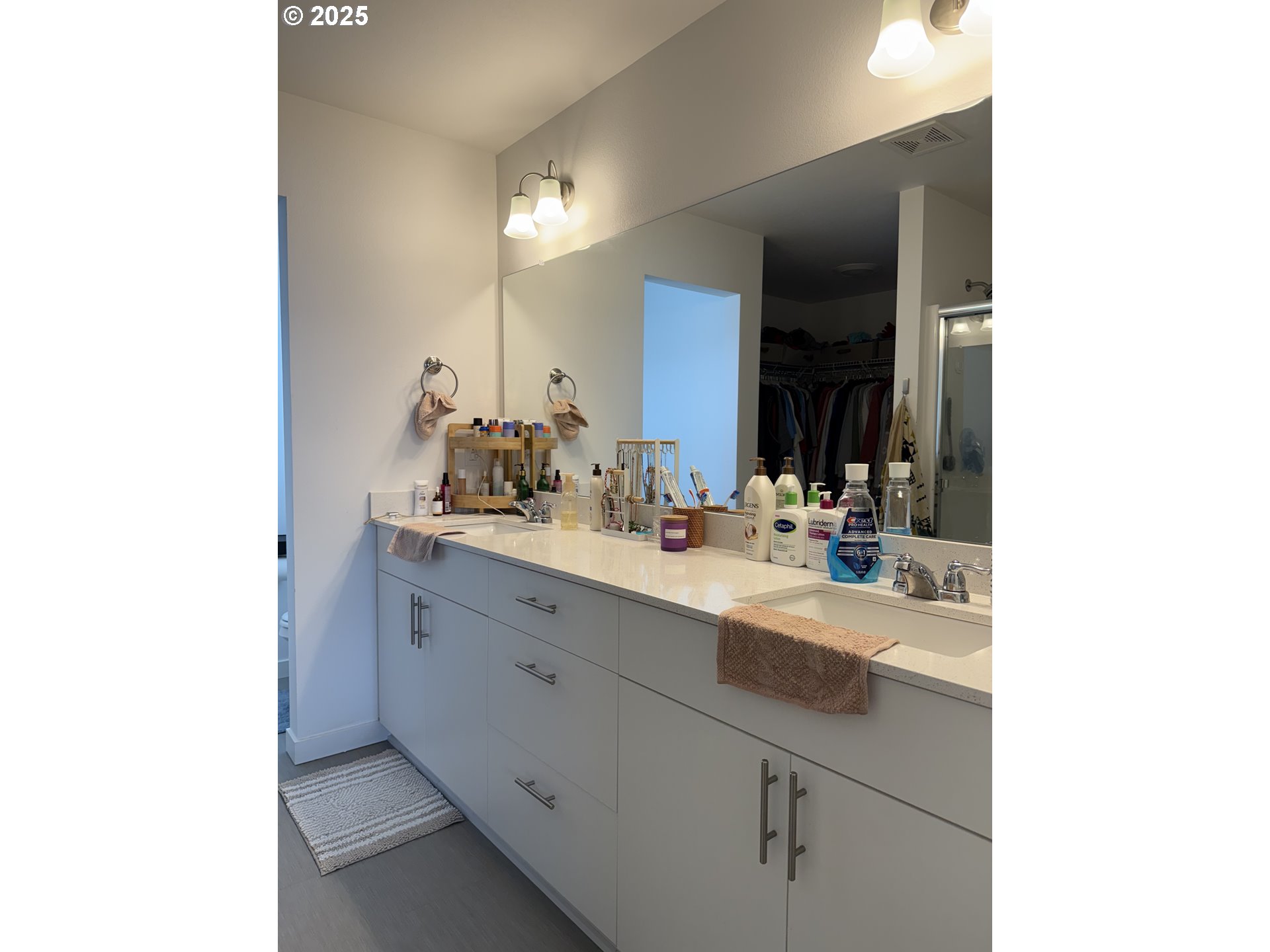 213 River Ridge Drive Boardman, OR 97818 - Photo 12 of 17 a bathroom with a sink and a mirror