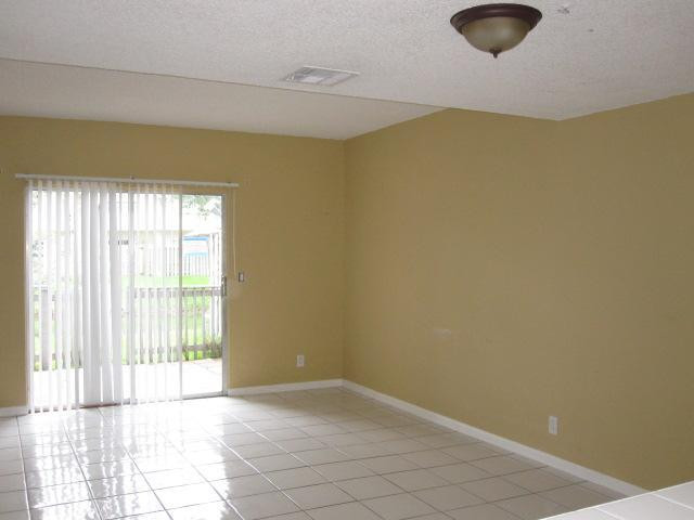127 Southwest 3rd Street, Unit 127 Pompano Beach, FL 33060 - Photo 14 of 19 Living Room