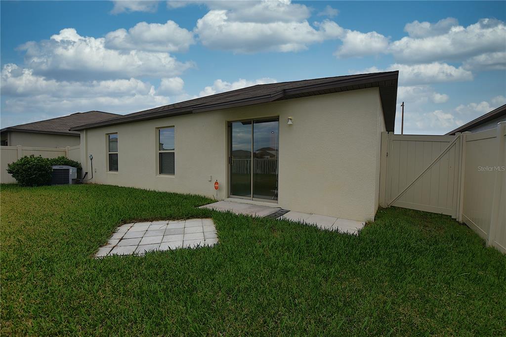 5643 Keaton Springs Drive Lakeland, FL 33811 - Photo 36 of 39 a backyard of a house with lots of green space