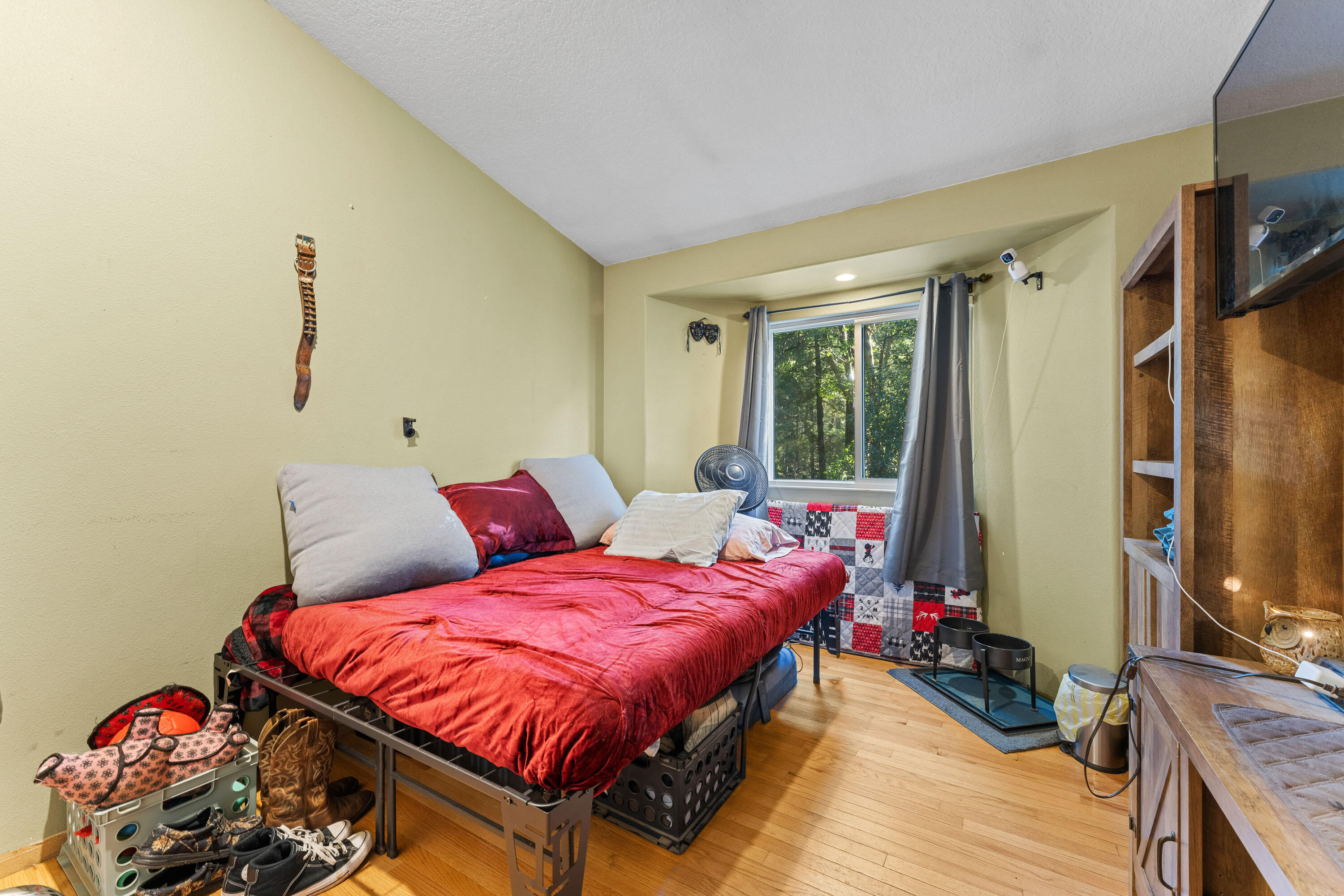 1492 Crooks Creek Road Selma, OR 97538 - Photo 13 of 38 Guest Bedroom